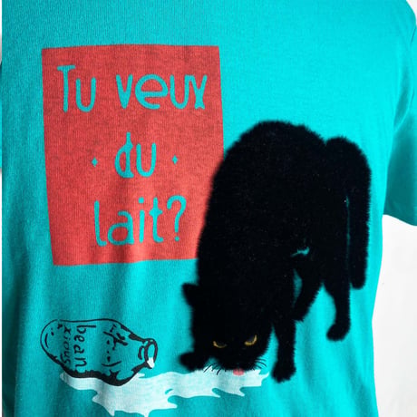 ミルクを飲むネコ【エメラルドグリーン】半袖Tシャツ