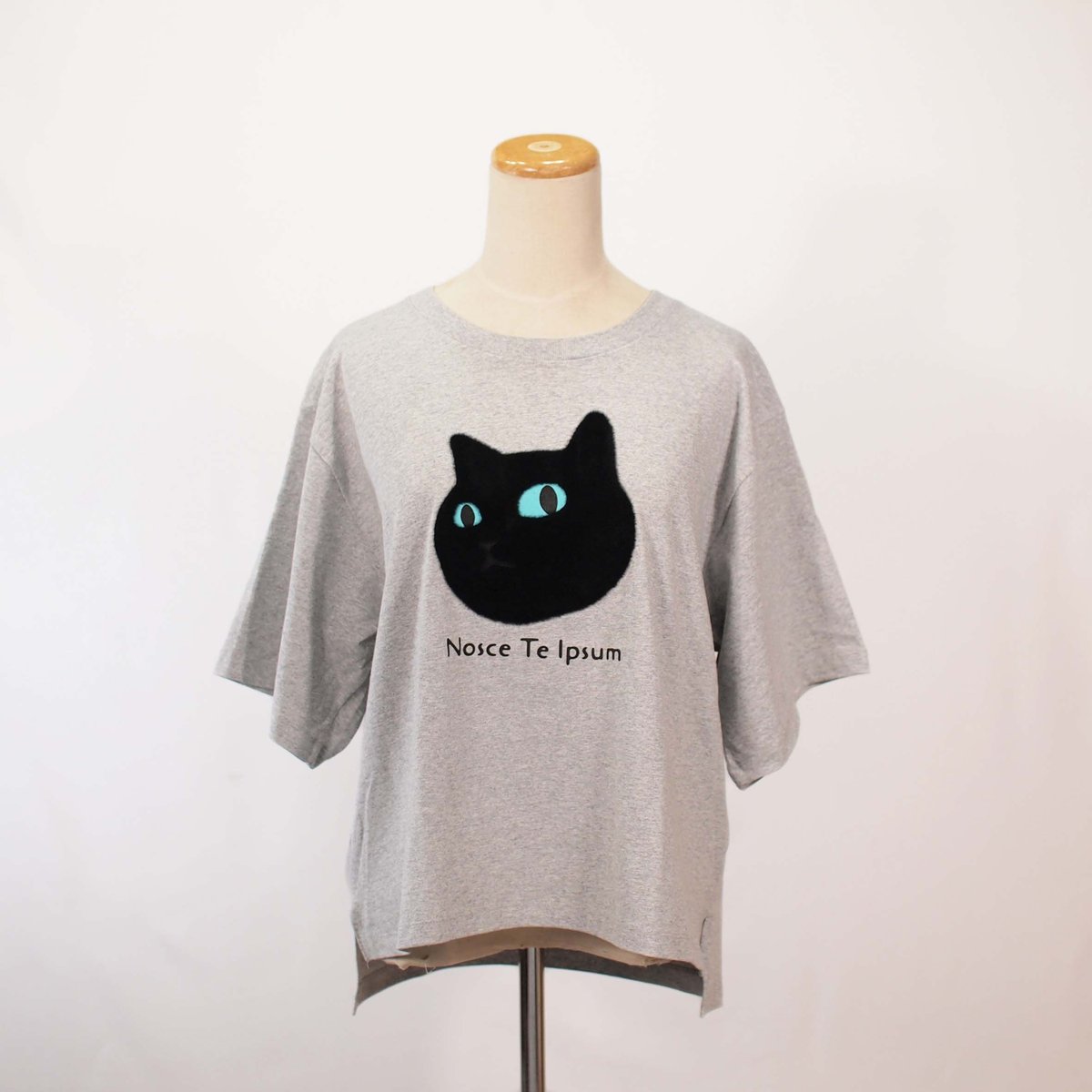 ネコにらみ 【ヘザーグレー】BIG半袖Tシャツ | ビーアンキシャス
