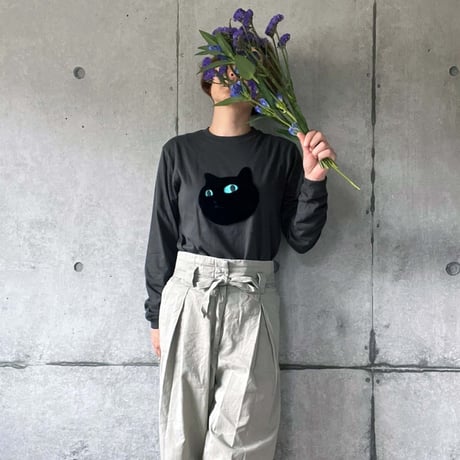 ネコにらみ 【スミ】長袖Tシャツ