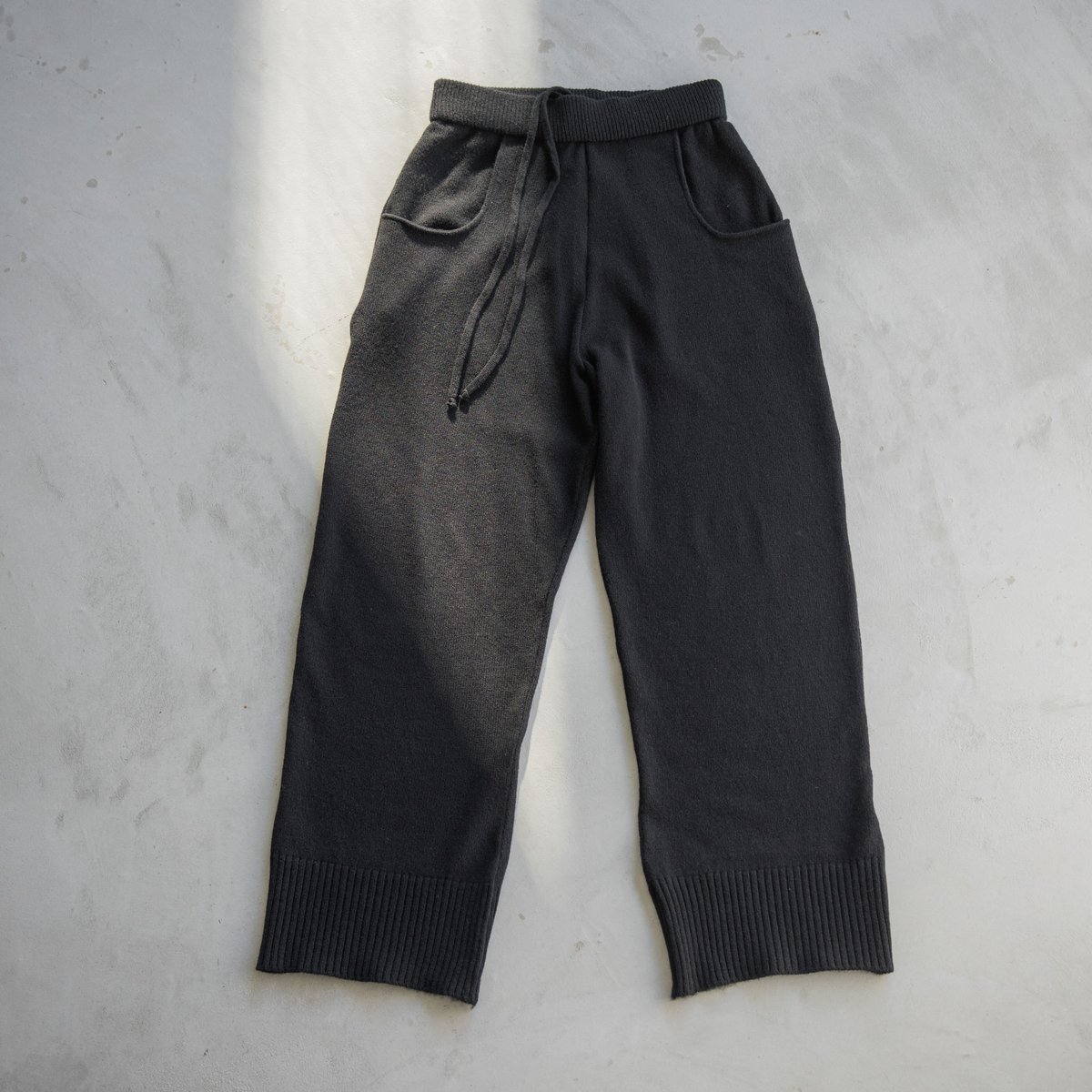 ニットパンツ　ブラック black-greige-534740_1080x.webp