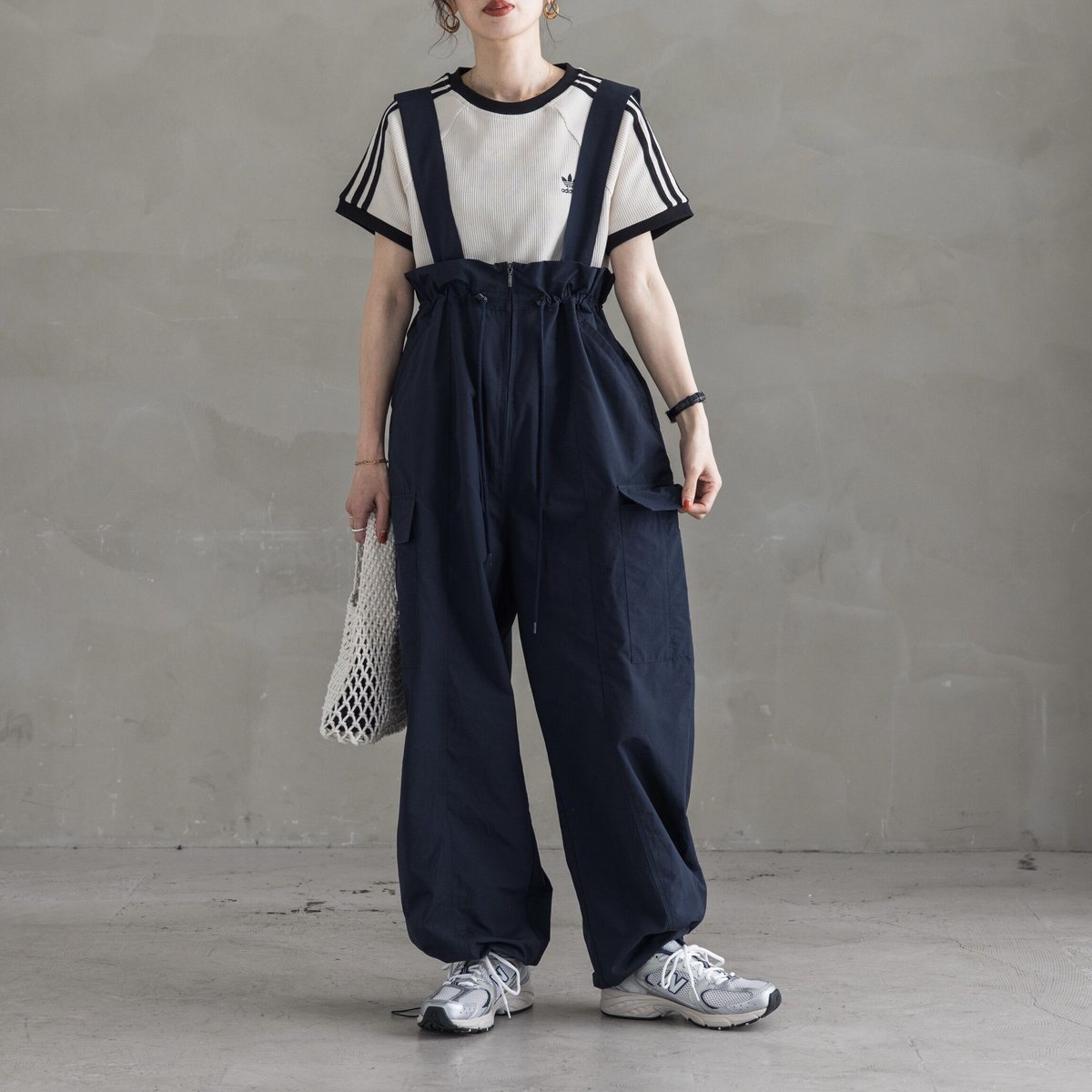 光沢感のあるネイビーのカーゴパンツ✨ 光沢感のあるネイビーのカーゴパンツ✨ カーゴパンツ（カーゴ