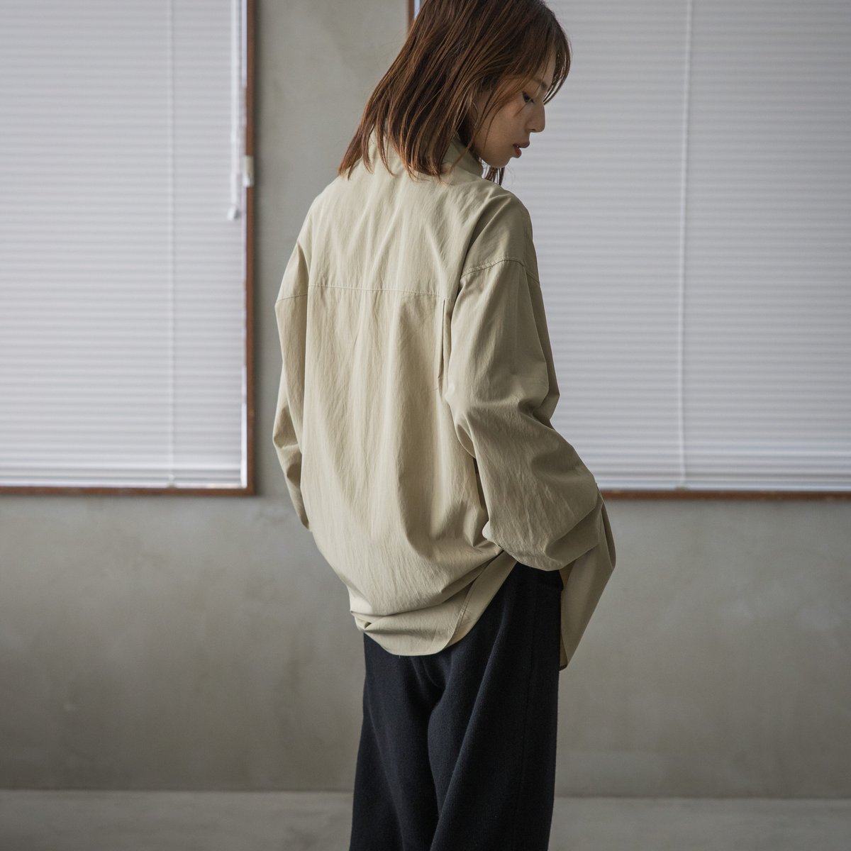 フラップポケットスタンドカラーシャツ ベージュ【23105】 | Clotho.