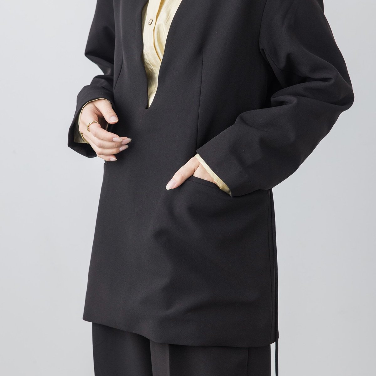 MAHF Vネックプルオーバー ジャケットLサイズ Vネックプルオーバージャケット ブラック【23102】 | Clotho.