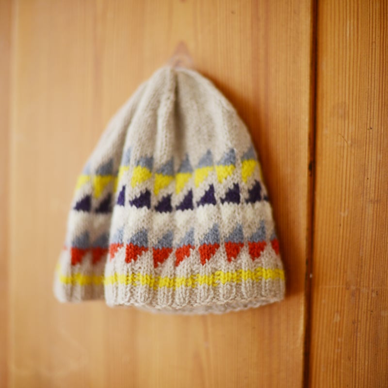 Sorm'86 AMAPANA 編み込みデザイン帽子 PDFパターン】Crayon Hat クレヨン模様の編み込み帽子 by Midori Hir