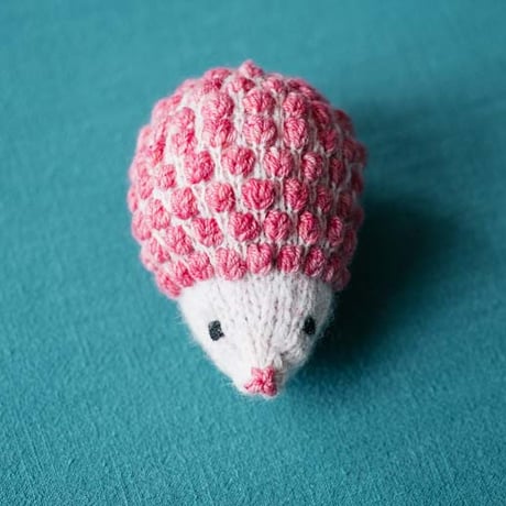 【PDFパターン】Scrap Yarn Hedgehog 余り糸で編むポップコーン模様のハリネズミ by Midori Hirose