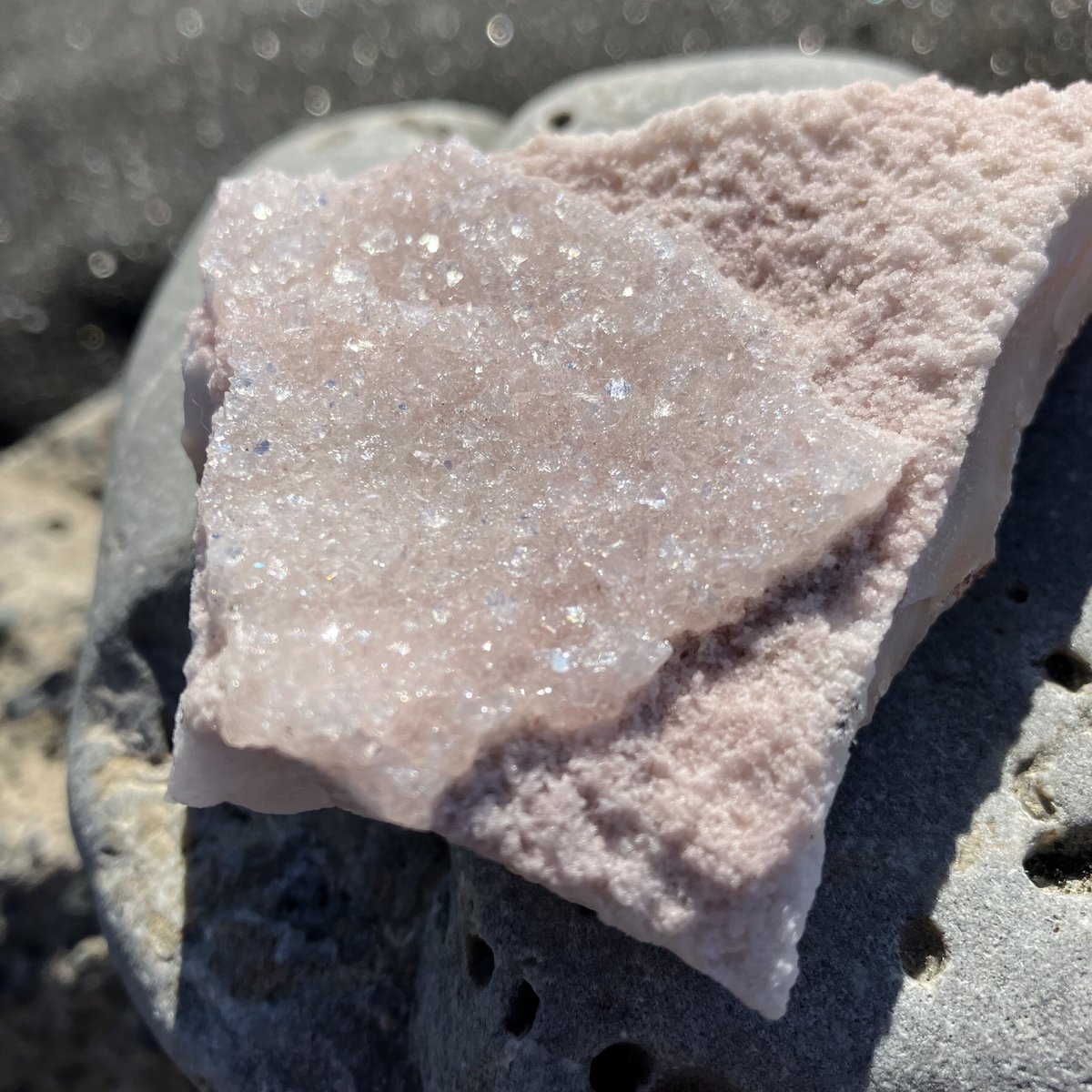 約2.4㎏インド産ピンクアポフィライト共生ジオードドーム 約2.4㎏インド産ピンクアポフィライト共生ジオードドーム ピンク