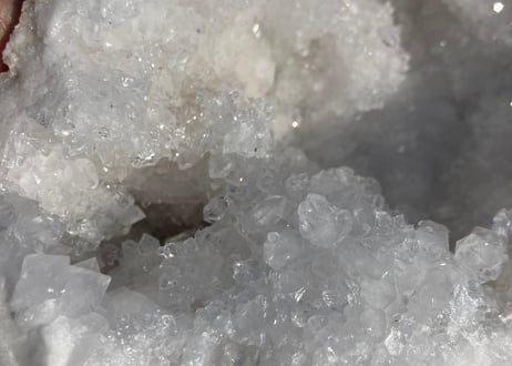 モロッコ産　クリアクォーツ ジオード　法螺貝の形