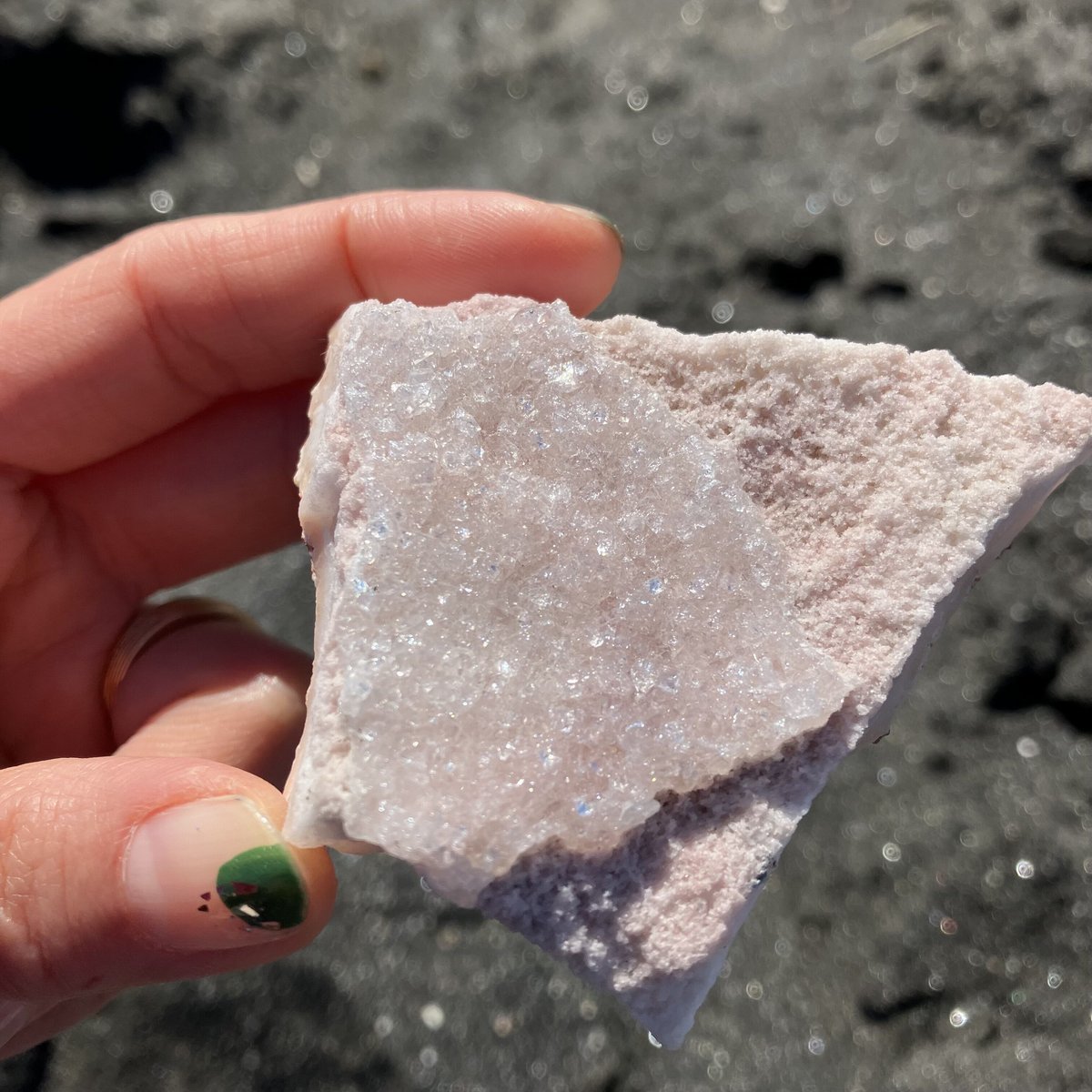 インド産　ピンクアポフィライト原石　320g キラキラかわいいピンク インド産 ピンクアポフィライト原石 320g キラキラかわいいピンク