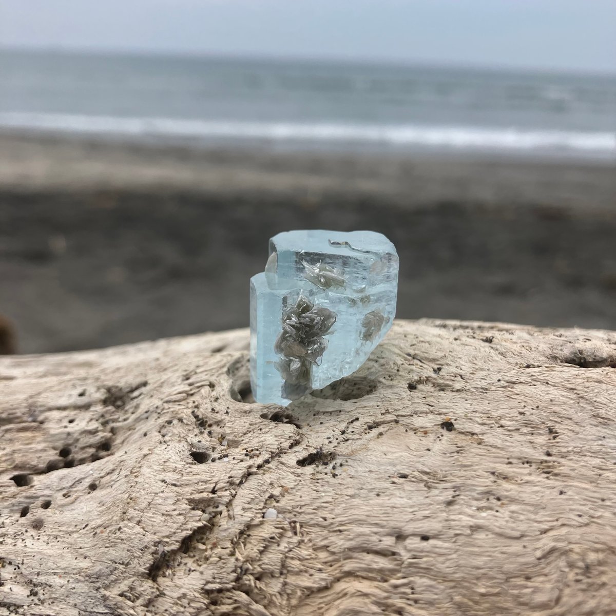 レア品質【超美品】完全別格【透明感】【ブラックモス】アクアマリン約13.5㍉ サンタマリアアクアマリン ブラジル産 0.33ct[230320969]4.5x4