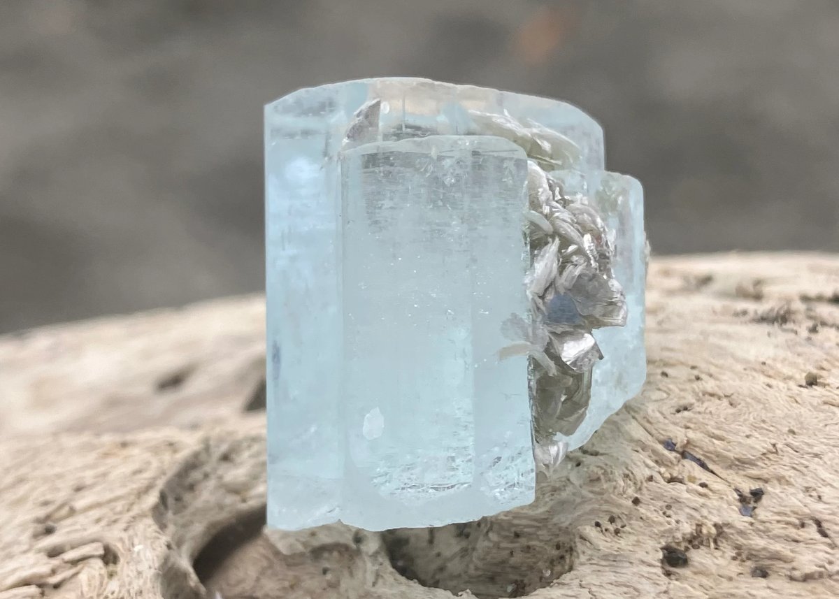 レア品質【超美品】完全別格【透明感】【ブラックモス】アクアマリン約13.5㍉ サンタマリアアクアマリン(宝石名アクアマリン) ブラジル産 0.41