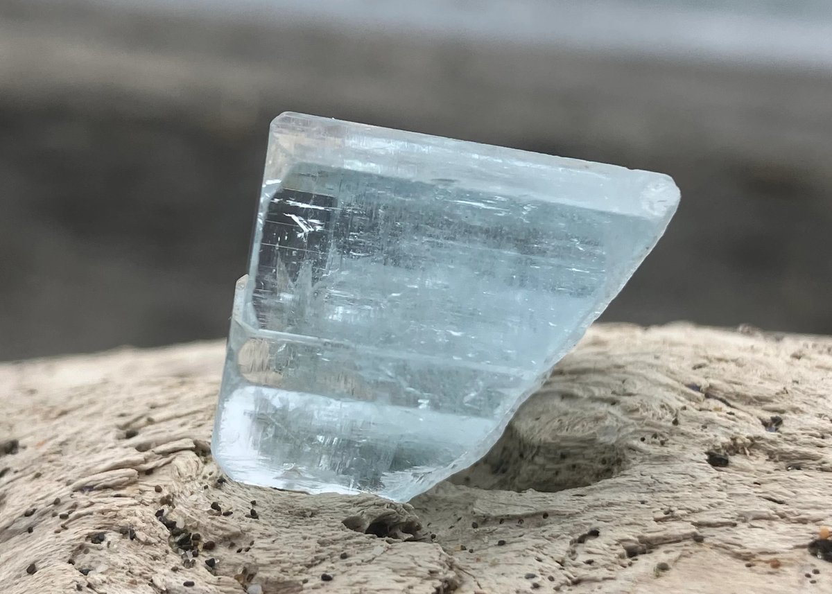 レア品質【超美品】完全別格【透明感】【ブラックモス】アクアマリン約13.5㍉ サンタマリアアクアマリン ブラジル産 0.33ct[230320969]4.5x4