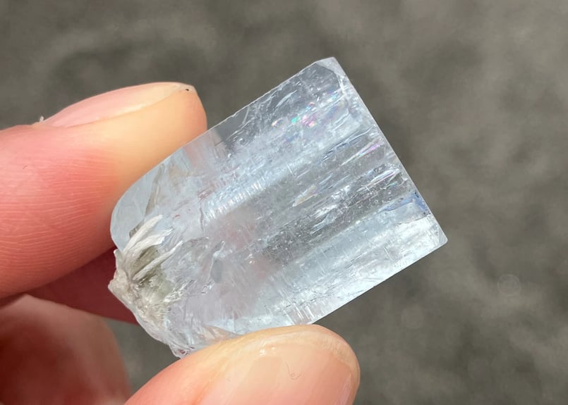 透明感と存在感あるアクアマリン柱状標本/モスコバイト付き アクアマリン＆モスコバイト 10.2g パキスタン産 | mira Earth