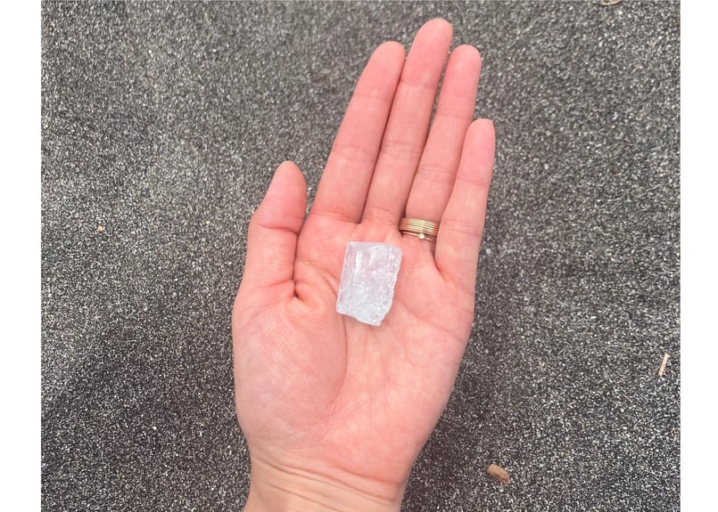 透明感と存在感あるアクアマリン柱状標本/モスコバイト付き アクアマリン 緑柱石 ベリル 水晶 モスコバイト 原石 鉱物 鉱石 宝石