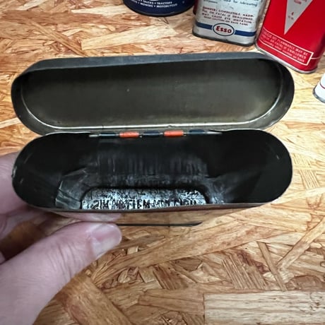 Vintage SIR WALTER RALEIGH TOBACCO CASE 18-145-23