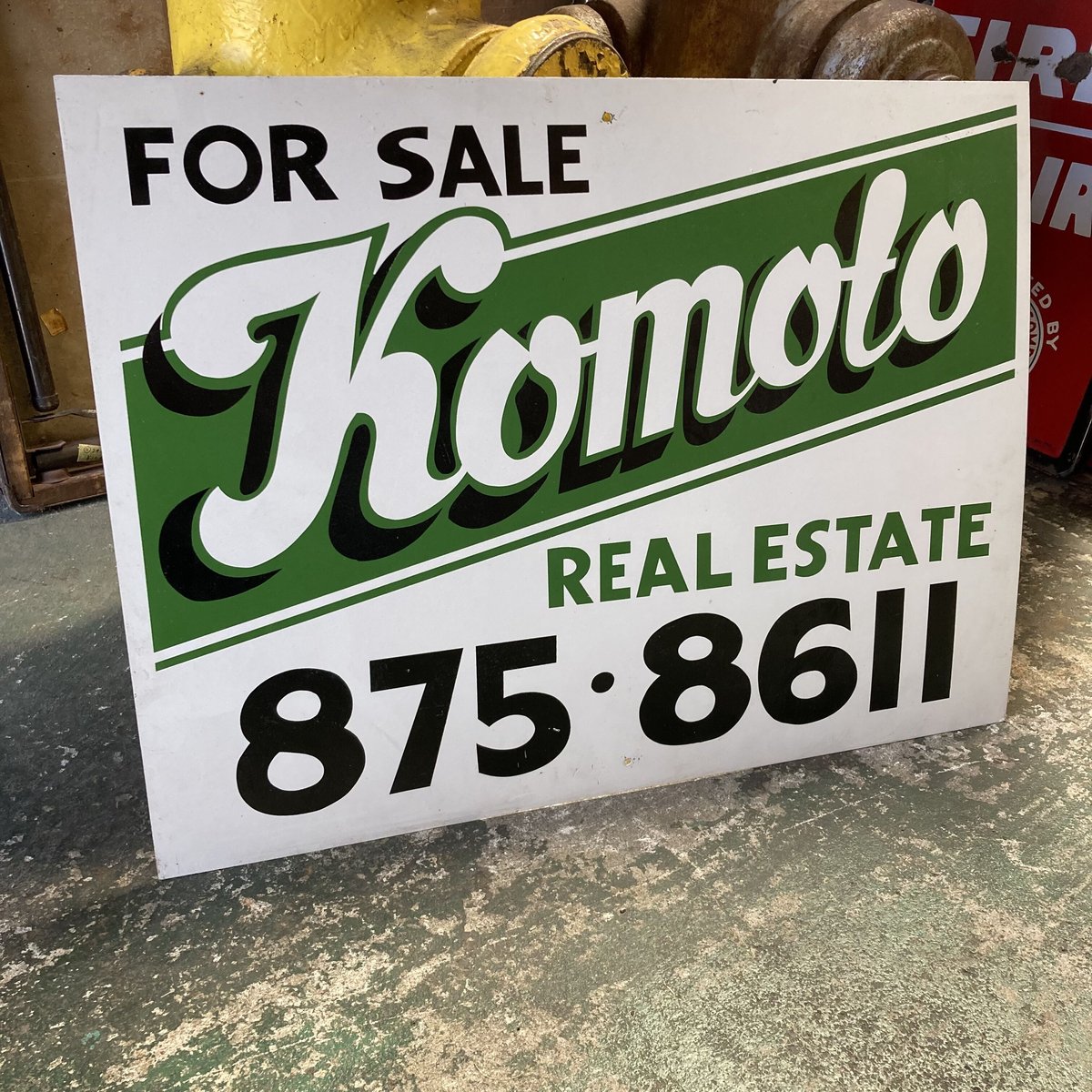 看板非レトロ 昭和 レトロ ブリキ 看板の写真素材｜写真素材なら「写真AC」無料