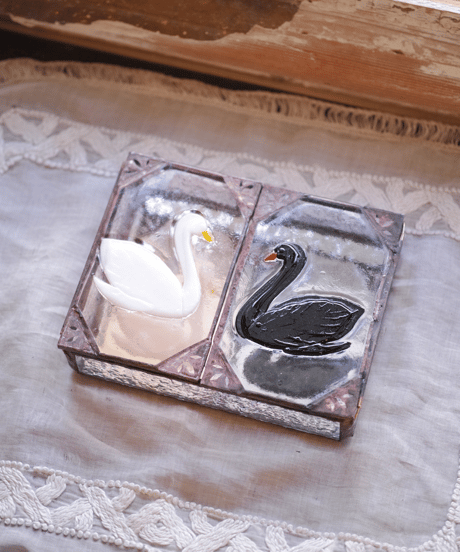 White & black swans box