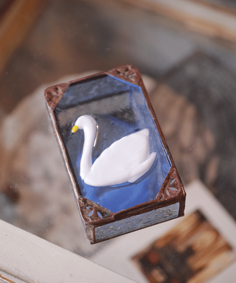 White swan box