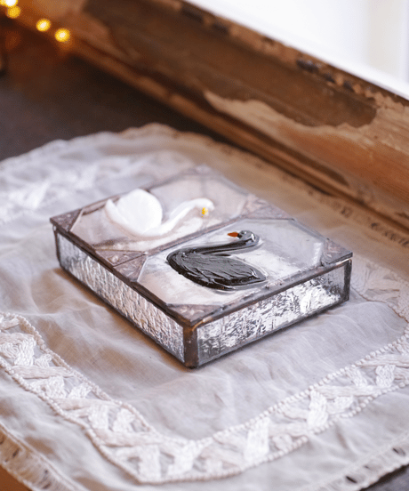 White & black swans box