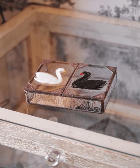 White & black swans box