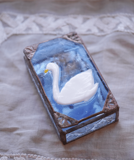 White swan box