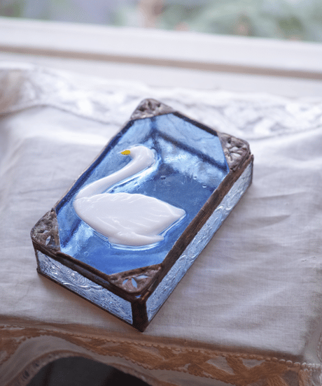 White swan box