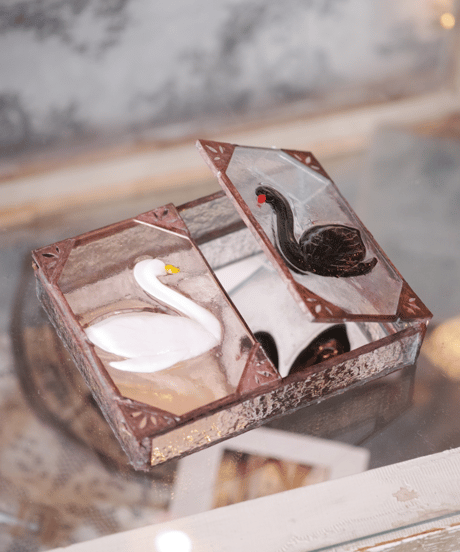 White & black swans box