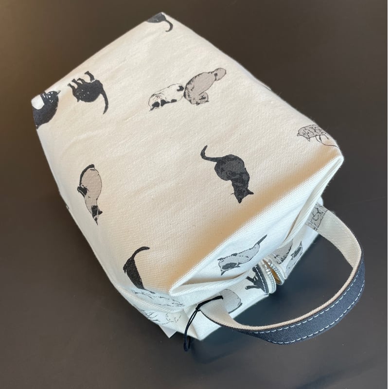 TEMBEA CAT柄 ポーチ（GARMENT BAG SMALL) タグ付き Garment Bag Small - Print(ONE Cat×Black/キャット×ブラック): TEMBEA