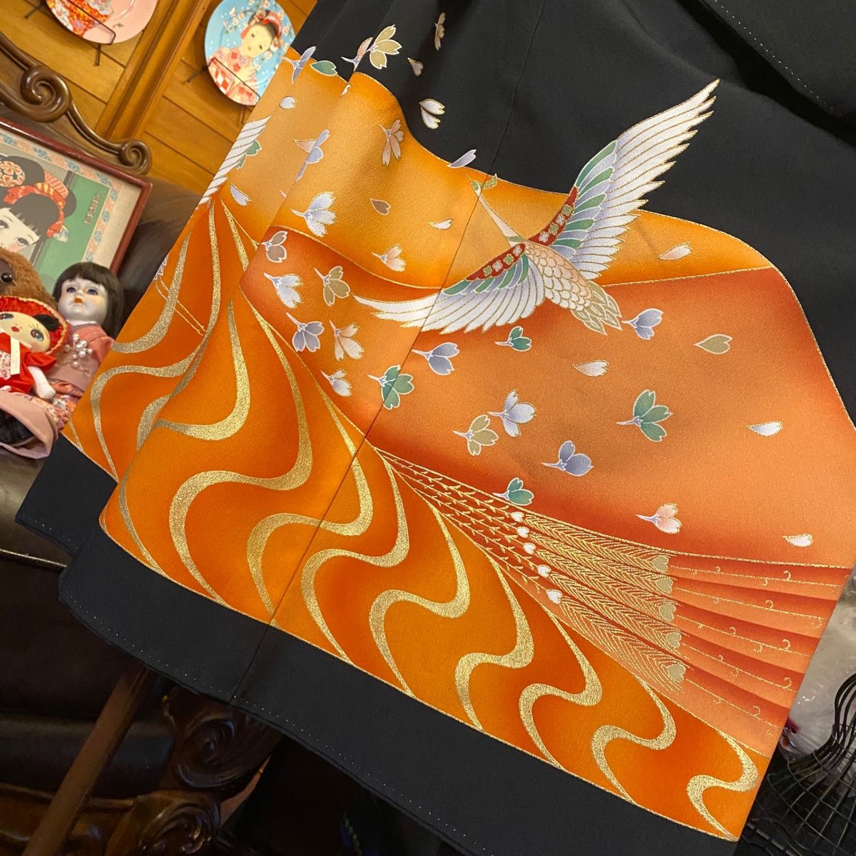 黒留袖 着物 リメイク ワンピース ドレス 和洋折衷 洗える 化繊 ハンドメイド レトロ 古着 陽光のオレンジと百花の競演 TKW-105 和洋折衷 黒留袖 着物 リメイク ワンピース ドレス 洗える 化繊 花唐草