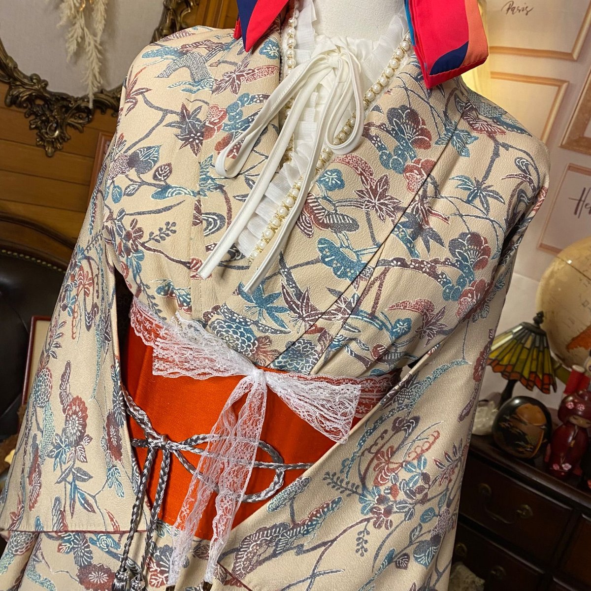 着物 セミロング ワンピース ドレス ハンドメイド リメイク 重ね衿 襟 名古屋帯サッシュベルト 帯バッスル 和洋折衷 洗える 化繊 優しい紫を基調に、 繊細な花柄と幾何学模様が織りなすテキスタイル KWS-8 《みずたま畑のプレミアムお着物セット》 着物 ワンピース ドレス ハンドメイド リメイク 重ね衿 襟 名古屋帯