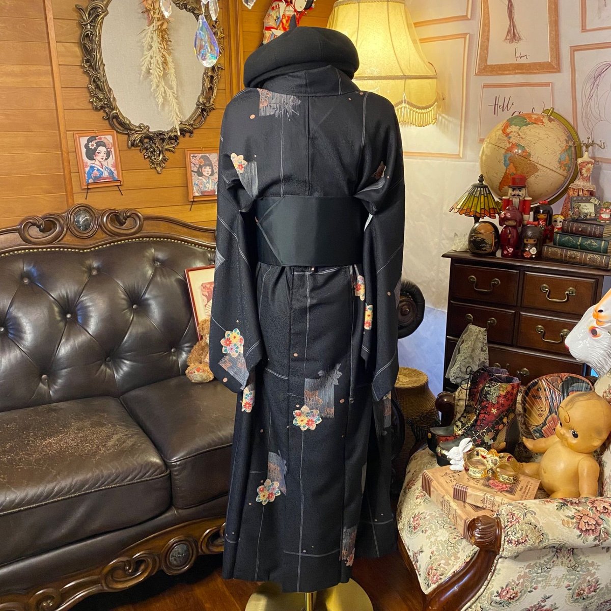 着物リメイク セミロングワンピース ドレス 洗える 化繊 名古屋帯サッシュベルト 和洋折衷 レトロ 古着 ハンドメイド 青磁のようなくすみブルーに、スミレ・マスタード・墨色がとけ合う花小紋。 KW-1037 和洋折衷 着物 リメイク ワンピース ドレス 洗える 化繊 名古屋帯