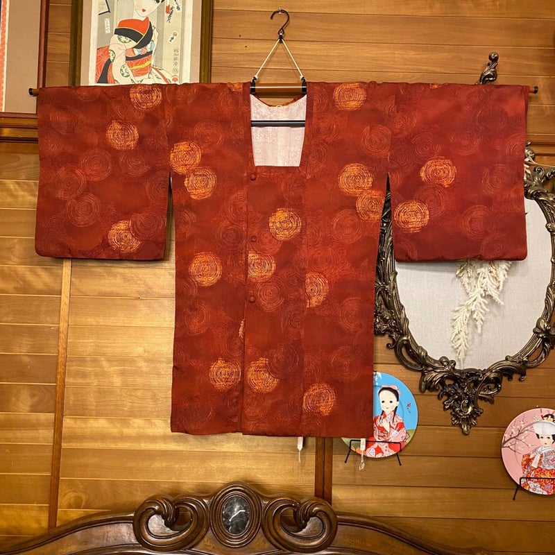 道行コート　赤　地模様　レトロ　アンティーク　和洋折衷コーデ　コスプレ　リメイク 昭和レトロな道行コートを 和風レイヤードのサブカルコーデに