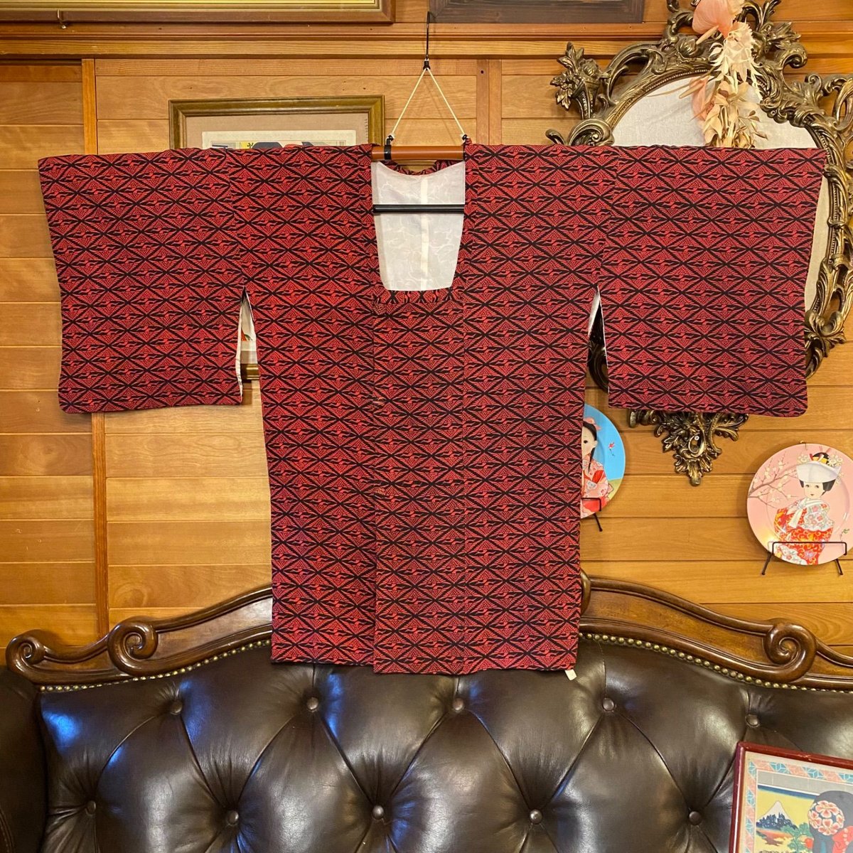 道行コート　赤　地模様　レトロ　アンティーク　和洋折衷コーデ　コスプレ　リメイク 母のタンスの肥やしだった、道行コートでレトロコーデ