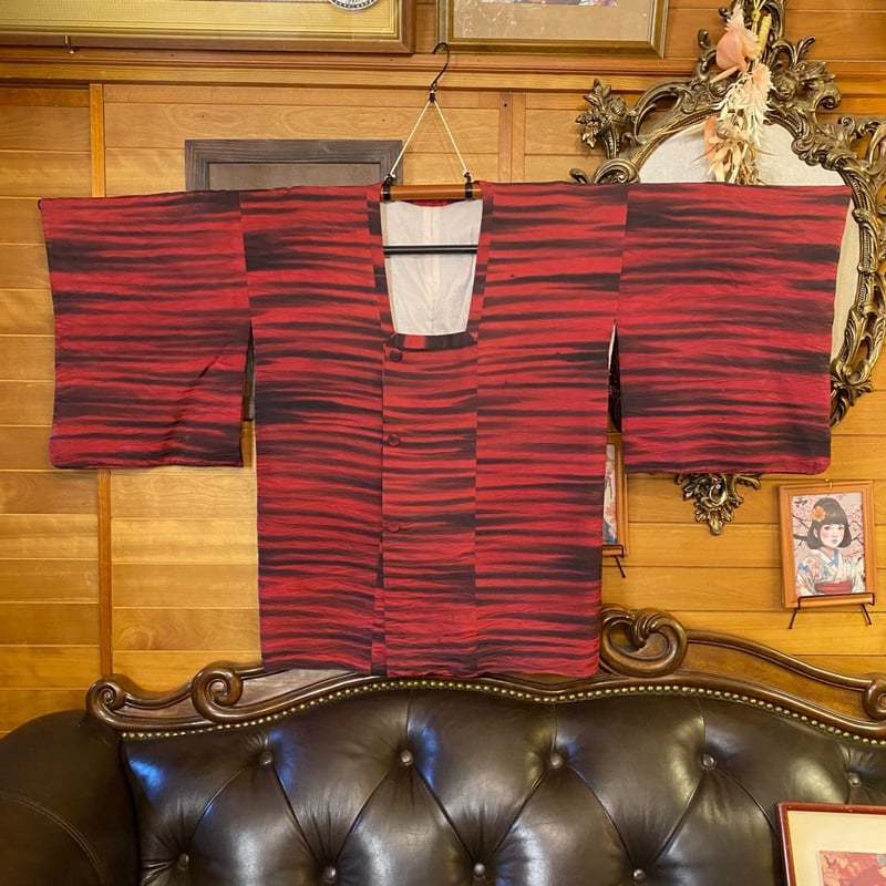 道行コート　赤　地模様　レトロ　アンティーク　和洋折衷コーデ　コスプレ　リメイク 昭和レトロな道行コートを 和風レイヤードのサブカルコーデに