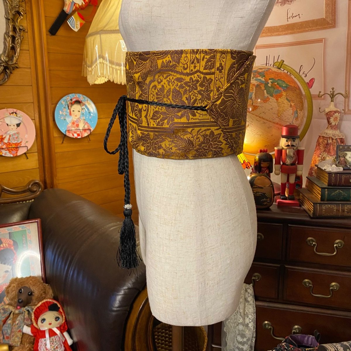名古屋帯 着物 サッシュベルト 飾り帯 和洋折衷スタイルのアクセントに ウエストマーク リメイク ハンドメイド レトロ 古着 L〜LL 鮮やかなグリーンと華やかな山吹色の牡丹 ROB-87 和洋折衷 名古屋帯 着物 和装 サッシュベルト 飾り帯 ウエストマーク