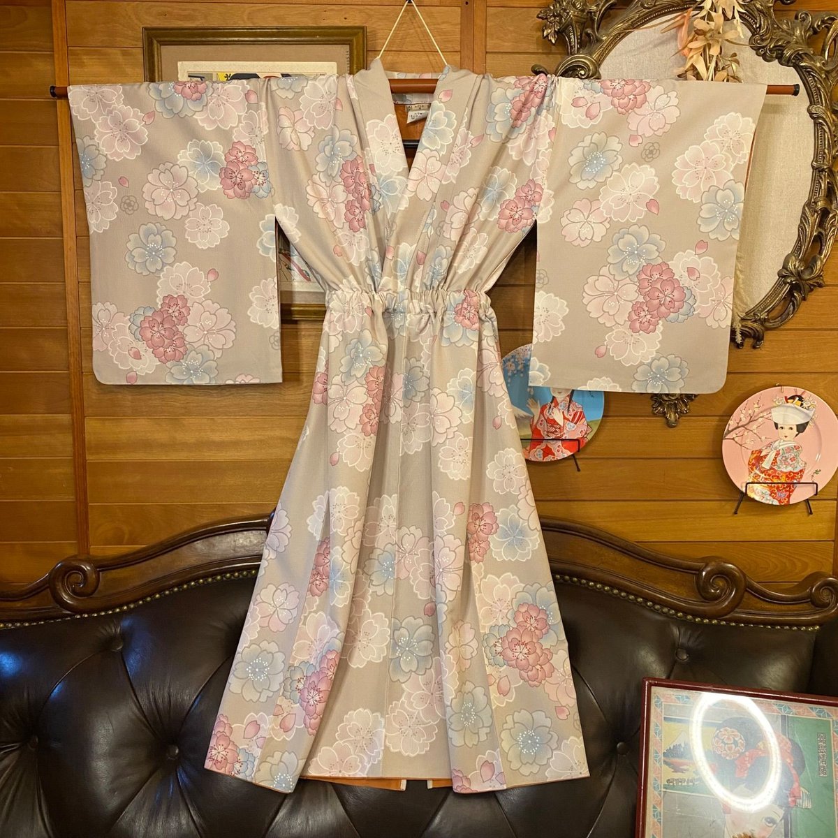着物リメイク セミロングワンピース ドレス 洗える 化繊 名古屋帯サッシュベルト 和洋折衷 レトロ 古着 ハンドメイド 紺瑠璃の地に金の流水がうねり、白橙の梅花が群れ咲く。 KW-1045 和洋折衷 着物 リメイク ワンピース ドレス 洗える 化繊 色無地 名古屋