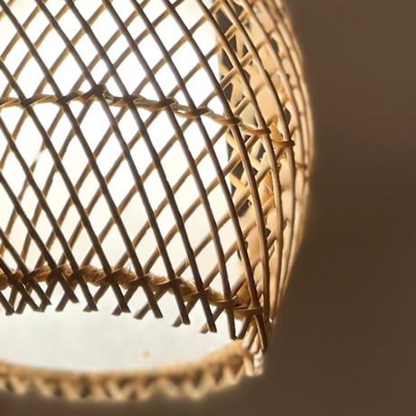 ラタンのオーバルランプ