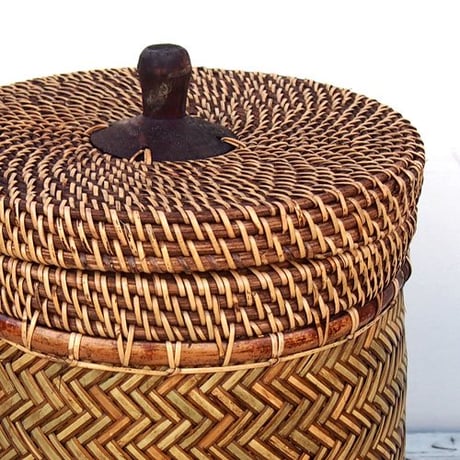 ラタンとバンブーの蓋付きバスケット