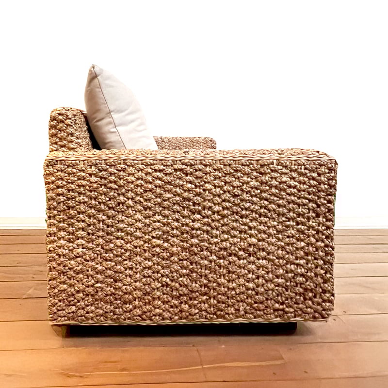 天然素材ウォーターヒヤシンスと布地のシンプルなベンチ