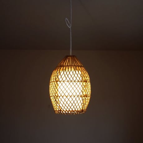 ラタンのオーバルランプ