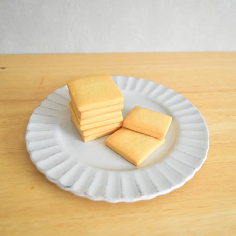 アイシングクッキー　Naasanページ ちいさな窓のクッキー缶 紅麹やクチナシ、抹茶やいちごパウダー