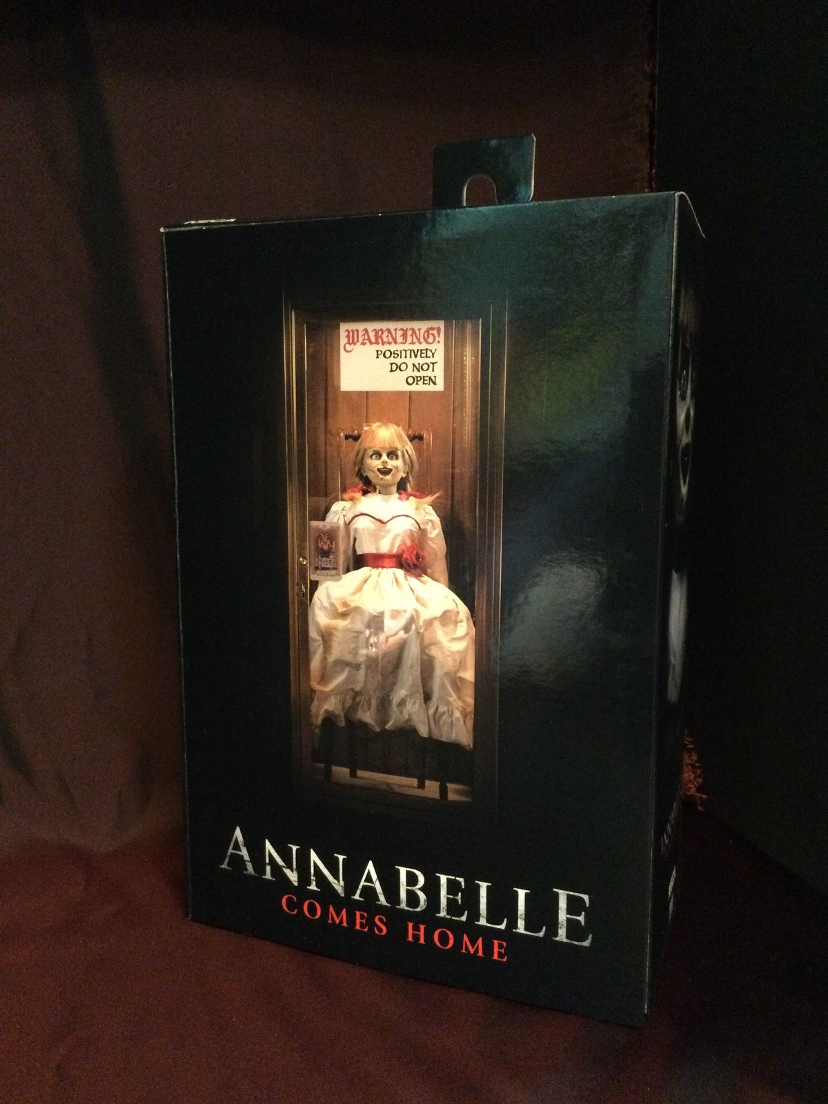 NECA 死霊館　アナベル　フィギュア Amazon | ネカ アナベル 死霊博物館/アナベル with ショーケース
