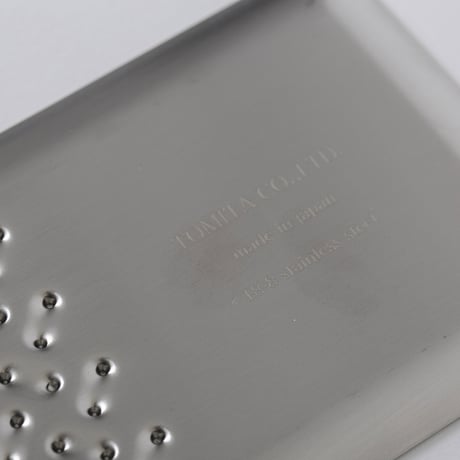 トミタ式おろし金 シルバー tmo-001/ 鋭い刃がないから最後までおろせるおろし金［7831-1］