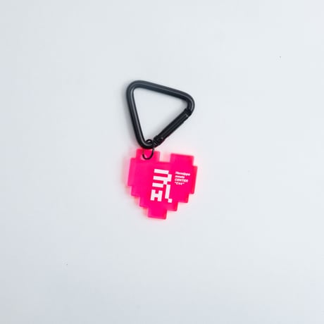 C44／アクリルチャーム（蛍光ピンク）