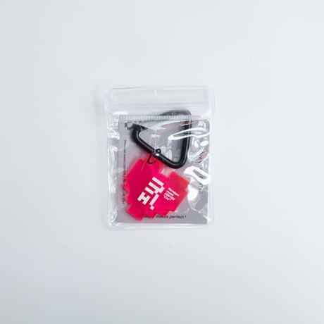 C44／アクリルチャーム（蛍光ピンク）