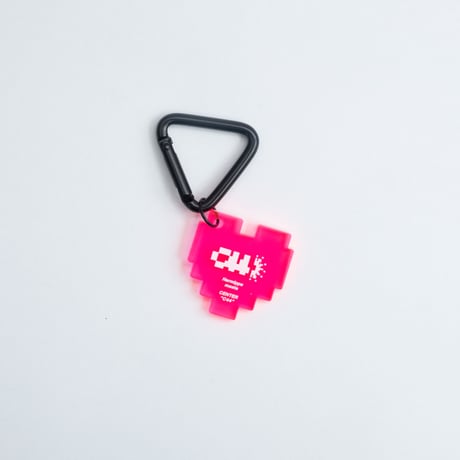 C44／アクリルチャーム（蛍光ピンク）