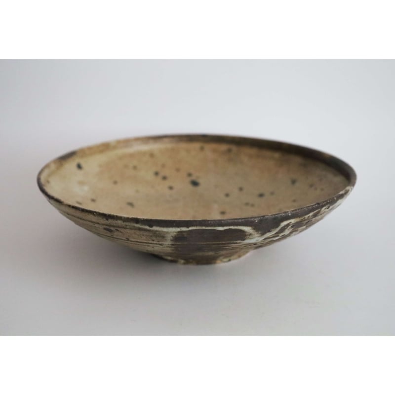 尾形 アツシ／陶石粉引平鉢 b | sumica栖