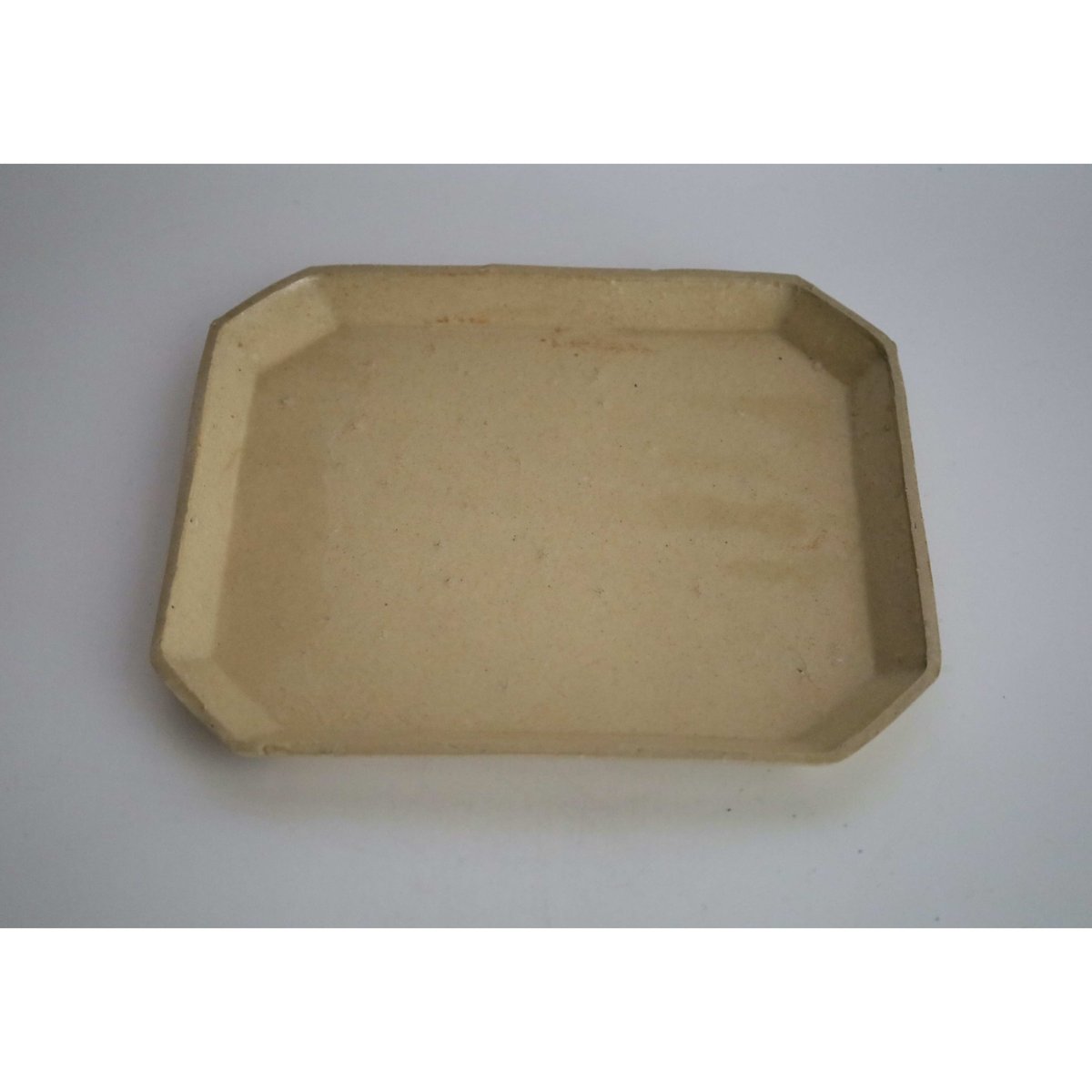 安齋 新・厚子／米色青磁隅切四角皿（L）a | sumica栖