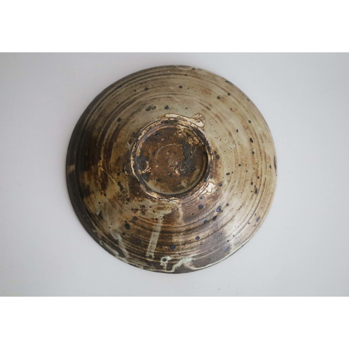 尾形 アツシ／陶石粉引平鉢 b | sumica栖