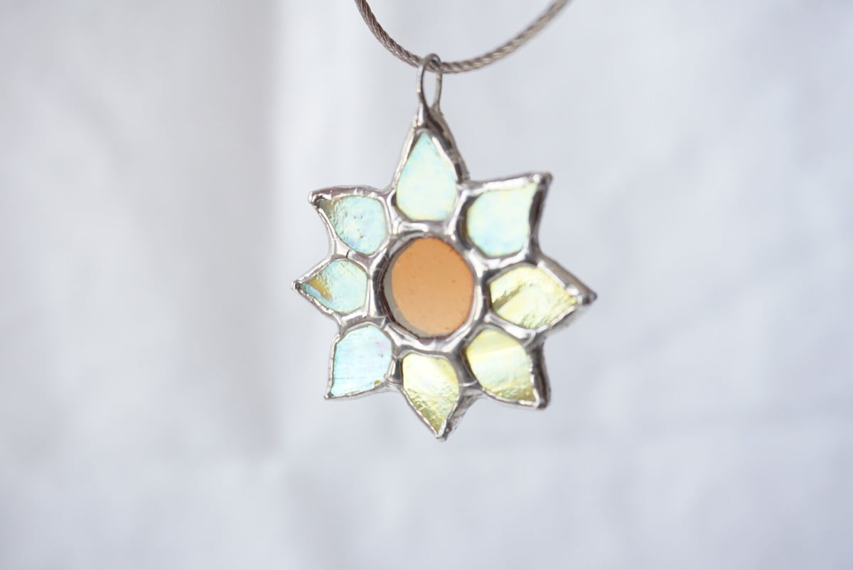 鳩(鳩は在庫品)　レジン　キーホルダー　ひまわりドーム 鳩(鳩は在庫品) レジン キーホルダー ひまわりドーム - メルカリ