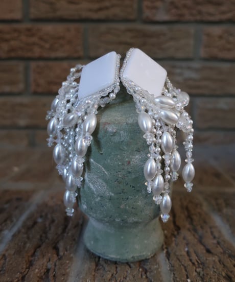 1980’s chandelier acrylic beaded pierced earrings
